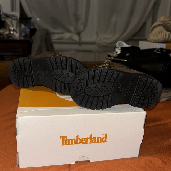 Timberlands Medium brown Nubuck Boots (KIDS, beef and broccoli’s) - Picture 5 of 6